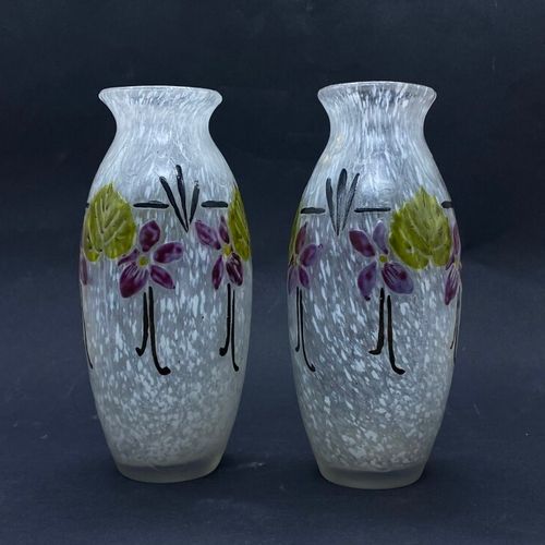 Null LEGRAS. Paire de vases en verre moucheté émaillé à décor de fleurs. Hauteur&hellip;