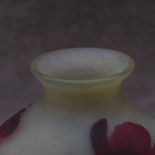 MULLER & Frères. MULLER & Frères. Vase en verre multicouche à décor d'anémones, &hellip;