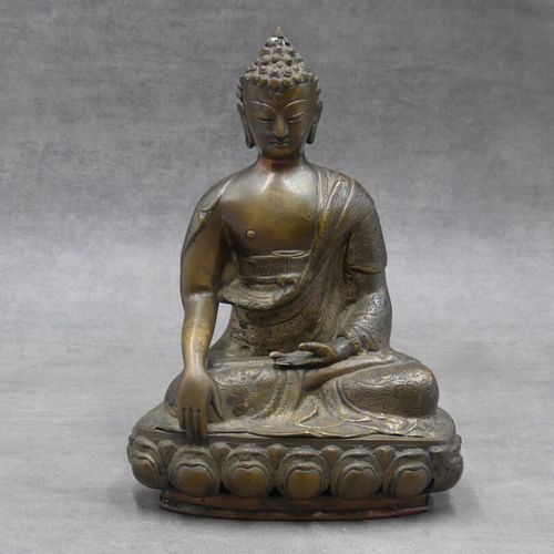 Null Bouddha, bronze ciselé et doré. Dimensions : 25,5 x 19 x 11 cm.