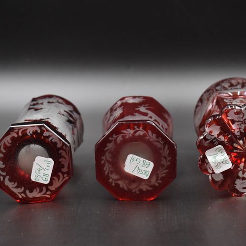 Verres de Bohême Réunion de trois verres à pied de Bohême teinte rouge, à décor &hellip;