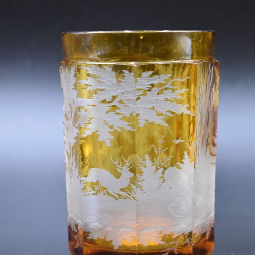 Verres de Bohême Réunion de trois verres de Bohême teinte ambre, au décor de Cer&hellip;