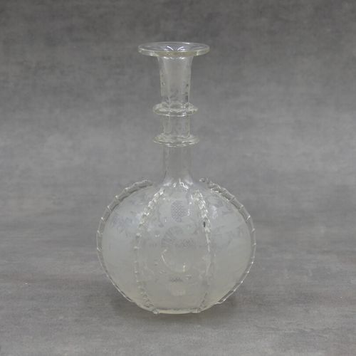 Petite carafe en verre taillé. Vase bouteille en verre soufflé à décor de paysag&hellip;