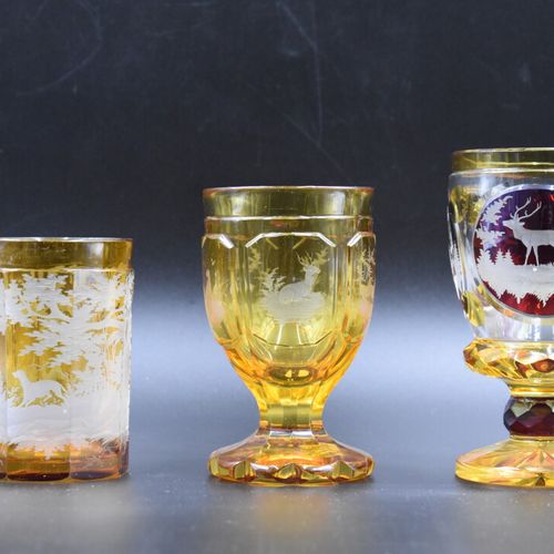 Verres de Bohême Réunion de trois verres de Bohême teinte ambre, au décor de Cer&hellip;