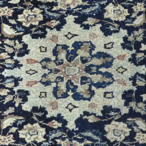Un tapis en laine et soie à motif central Un tapis en laine et soie à motif cent&hellip;