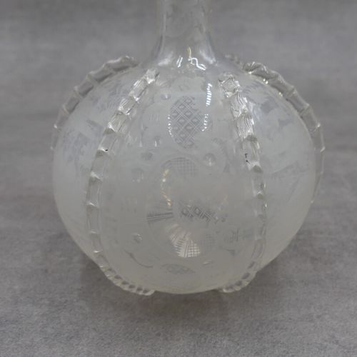 Petite carafe en verre taillé. Vase bouteille en verre soufflé à décor de paysag&hellip;