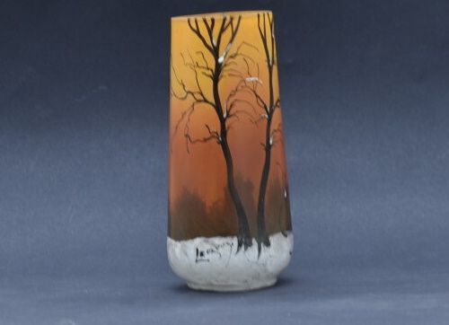 Null LEGRAS. Vase en verre émaillé décor hivernal sur base orangée. Hauteur : 21&hellip;