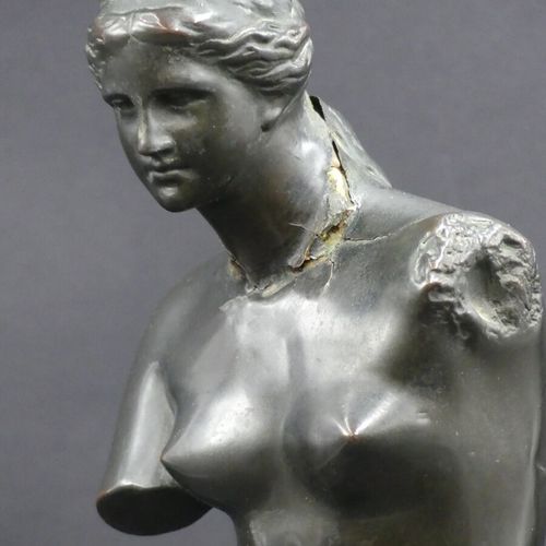 La Vénus de Milo. La Vénus de Milo. Bronze repoussé patiné d'après l'Antique. Ha&hellip;