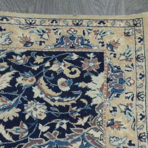 Un tapis en laine et soie Un tapis en laine et soie. Dimensions : 125 x 66 cm