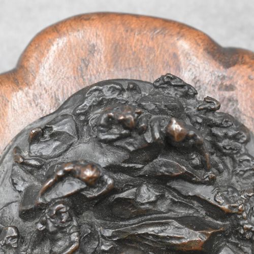 BRONZE, Haut relief Haut relief en bronze à patine brune de personnage aux roche&hellip;