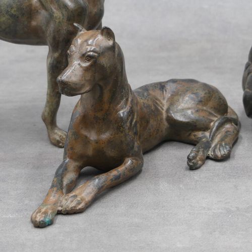 Null Pierre CHENET, Suite de 3 chiens en bronze. Dimensions à compléter. Chien d&hellip;