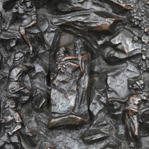 BRONZE, Haut relief Haut relief en bronze à patine brune de personnage aux roche&hellip;