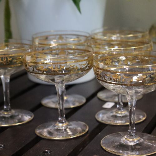 Service en cristal. 水晶服务。透明的水晶套装，带有金色风格的浮雕；由八个水杯（高：16厘米），六个香槟杯（高：11.5厘米），三个波特杯（高&hellip;