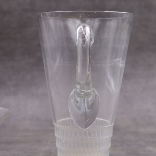 René LALIQUE René LALIQUE. Réunion d'une cruche et d'une coupe en cristal à déco&hellip;