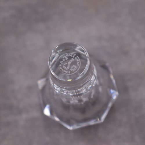 BACCARAT BACCARAT。Harcourt "模式。一个水壶和一个带棱角的水晶瓶的会议，底部有印记。壶身高度：14厘米，瓶身高度：15.2厘米。状况良&hellip;
