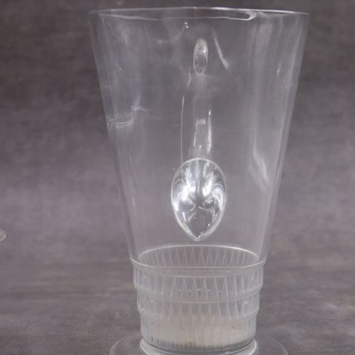 René LALIQUE René LALIQUE.由一个水晶壶和一个带有磨砂水晶三角装饰的水晶杯组成，底座下有签名。高：8厘米（杯）和21.5厘米（壶）。碗的&hellip;