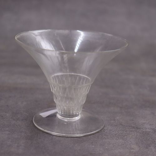 René LALIQUE René LALIQUE.由一个水晶壶和一个带有磨砂水晶三角装饰的水晶杯组成，底座下有签名。高：8厘米（杯）和21.5厘米（壶）。碗的&hellip;