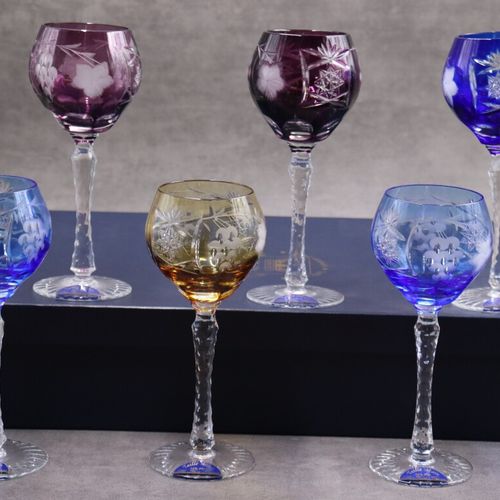 Les trois toques 这三件托克。一套6个彩色切割水晶酒杯，上面有葡萄串的装饰，下面标有 "Artisanat lorrain"。有盒子。高：21厘&hellip;
