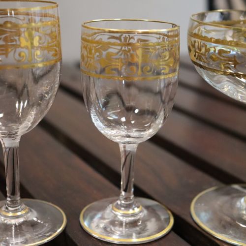 Service en cristal. 水晶服务。透明的水晶套装，带有金色风格的浮雕；由八个水杯（高：16厘米），六个香槟杯（高：11.5厘米），三个波特杯（高&hellip;
