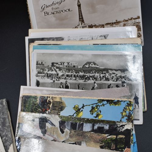 Null CARTES POSTALES : Un carton de 11 albums toilés de cartes postales ancienne&hellip;