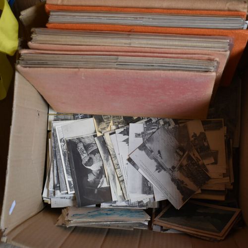 Null CARTES POSTALES : Un carton de 11 albums toilés de cartes postales ancienne&hellip;
