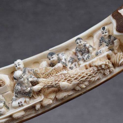 CHINE CHINE. Défense en ivoire sculpté de personnages, c. 1920, socle en bois sc&hellip;