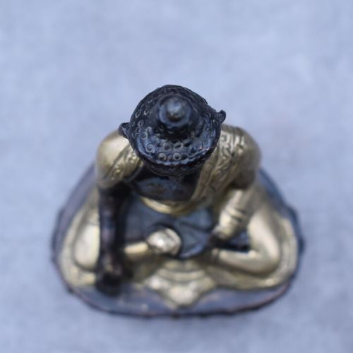 CHINE CHINE. Divinité en bronze patiné. Hauteur : 12 cm