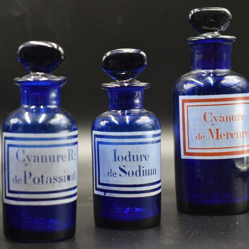 POTS A PHARMACIE Collection de sept pots à Pharmacie anciens en verre bleu, étiq&hellip;