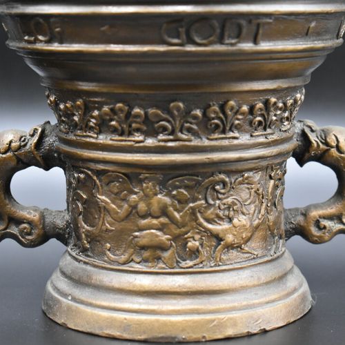 PILONS Un pilon en bronze ciselé, et un pot en fonte noire sur trépieds. Dimensi&hellip;