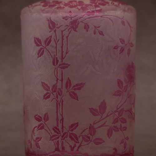 Null Ensemble de deux flacons en cristal à décor de fleurs roses. H: 21cm et 18c&hellip;