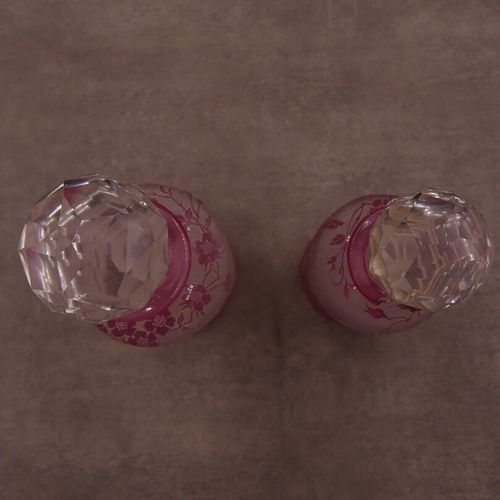 Null Ensemble de deux flacons en cristal à décor de fleurs roses. H: 21cm et 18c&hellip;