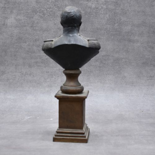 BUSTE Buste de l'empereur Napoléon premier en fonte. Hauteur: 29cm.
