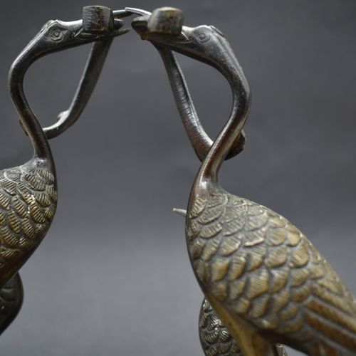 Null Paire de sculptures en bronze à figurant un échassier tenant un serpent dan&hellip;