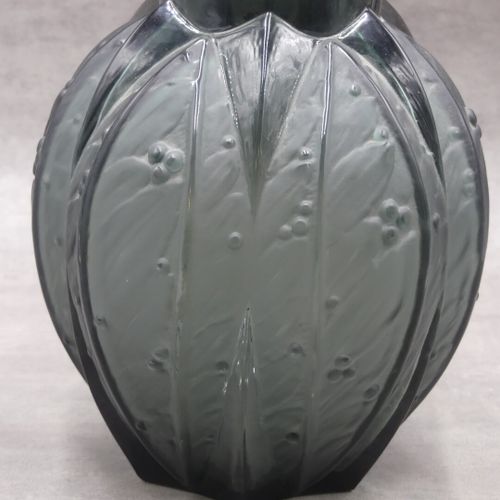 Null Vase VERLYS en verre teinté noir à décor dépoli. Hauteur: 27 cm.