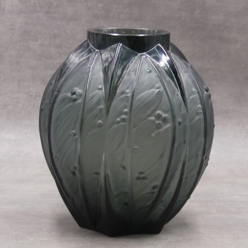 Null Vase VERLYS en verre teinté noir à décor dépoli. Hauteur: 27 cm.