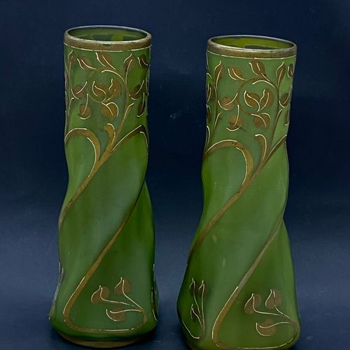 Null Paire de vases en verre vert de forme torsadée à décor floral peint. Hauteu&hellip;