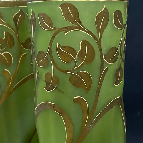 Null Paire de vases en verre vert de forme torsadée à décor floral peint. Hauteu&hellip;