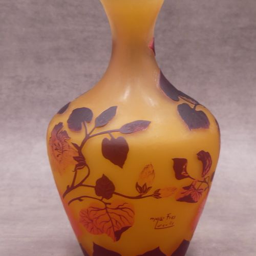 Null Vase dans le style MULLER FRERES LUNEVILLE TIP. Hauteur 26.5 cm