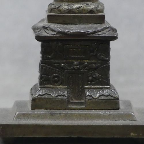 BRONZE, Colonne Vendôme Colonne Vendôme formant thermomètre en métal, reposant s&hellip;