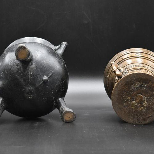 PILONS Un pilon en bronze ciselé, et un pot en fonte noire sur trépieds. Dimensi&hellip;