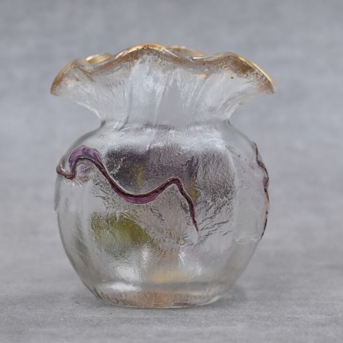 MONT-JOYE. Petit vase en verre givré MONTJOYE. Petit vase en verre givré à décor&hellip;