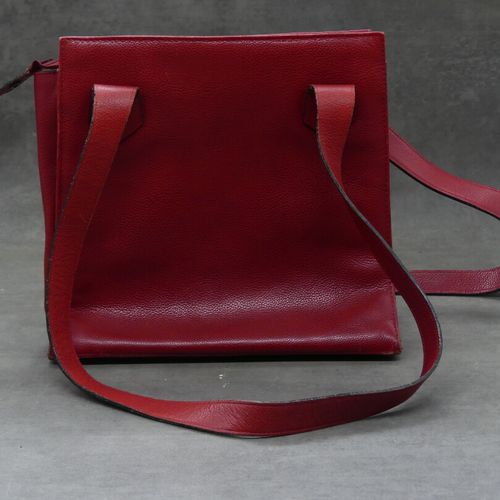 Null Lot comprenant un sac rouge en cuir rouge et trois foulard dont un Céline. &hellip;