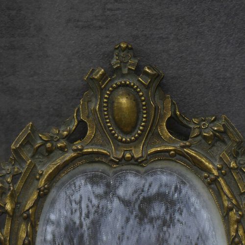 Null Miroir à main à décor de feuillage en bronze. Hauteur: 25 cm