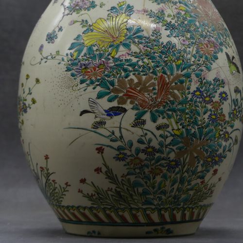 CHINE. Vase JAPON. Vase en porcelaine à décor polychrome. Hauteur : 46 cm Accide&hellip;