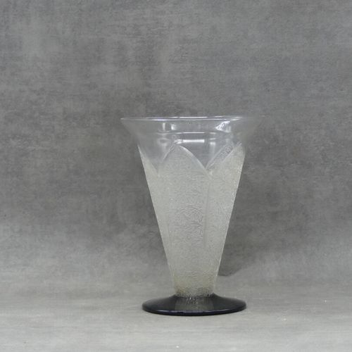 Null SEVRES. Vase à col évasé en cristal sur une base noir, décor dégagé à l'aci&hellip;
