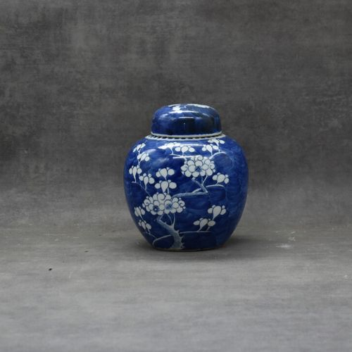 Null CHINE. Pot à gingembre en porcelaine à décor de fleurs de prunus sur fond b&hellip;