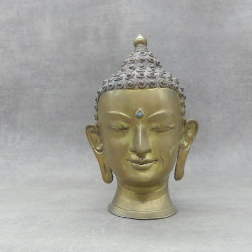 Tête de Bouddha Tête de bouddha en métal doré. Hauteur : 21 cm