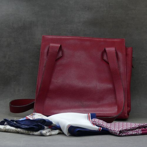 Null Lot comprenant un sac rouge en cuir rouge et trois foulard dont un Céline. &hellip;