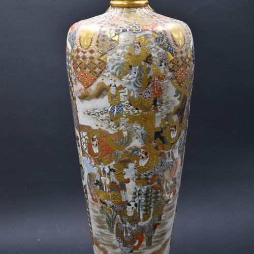 Null JAPON. Grand vase en porcelaine, décor satsuma. Signé sous la base. Hauteur&hellip;