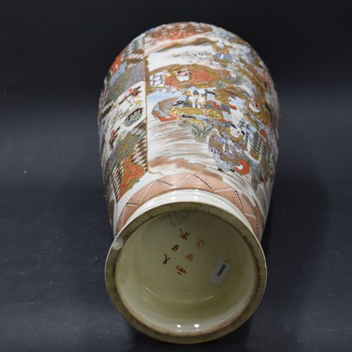 Null JAPON. Grand vase en porcelaine, décor satsuma. Signé sous la base. Hauteur&hellip;