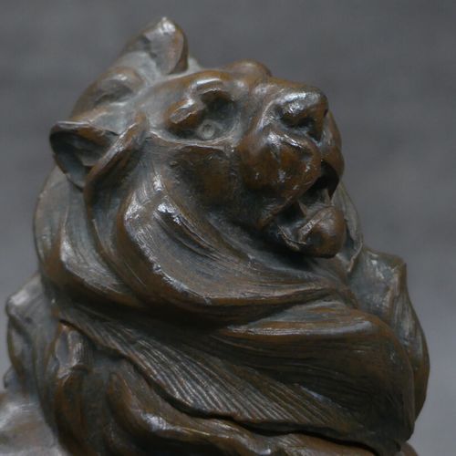 Null Encrier en bronze en forme de lion. Dimensions: 15x21cm.